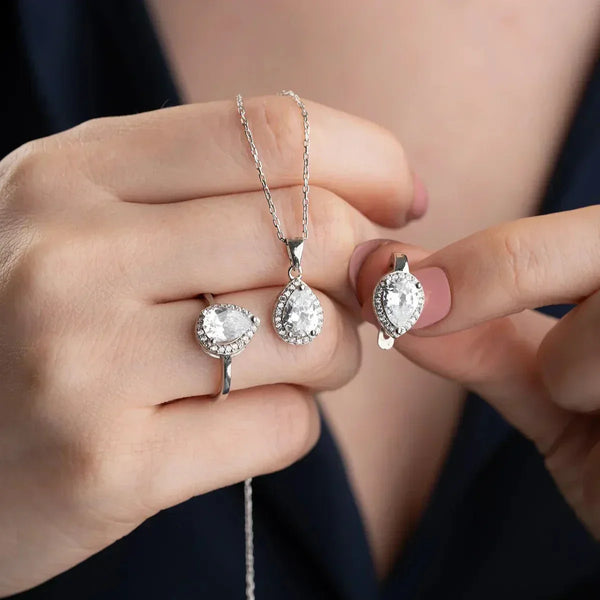 DAMLA Modeellset aus 925 Silber von AURIME, detailreiche Schmuckstücke mit feinen Mustern, auf weißem Hintergrund liegend