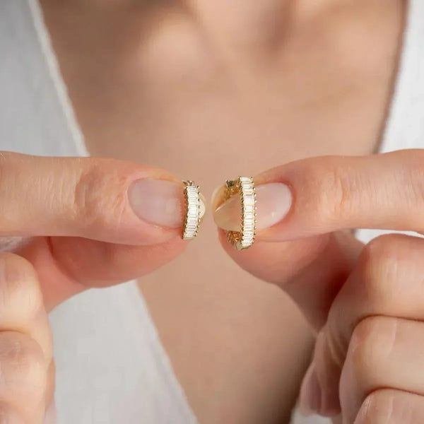 Zwei Ohrringe im Baguette-Stein Design aus 925 Silber, seitliche Ansicht, detailreiche Schmuckstücke von Aurime.