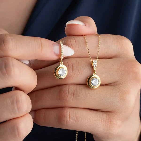 EINZELSTEIN Halskette und Ohrringe Set aus 925 Silber von AURIME, Nahaufnahme des funkelnden Schmucks.