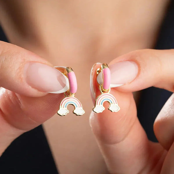 Kinder Regenbogen Ohrringe aus 925 Silber von AURIME, detaillierte Nahaufnahme der bunten, schlichten Ohrschmuck-Designs