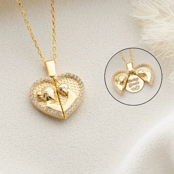 Mama & Kind Gravur Halskette aus 925 Silber von Beone Jewelry, detailreiche silberne Halskette mit Gravur.