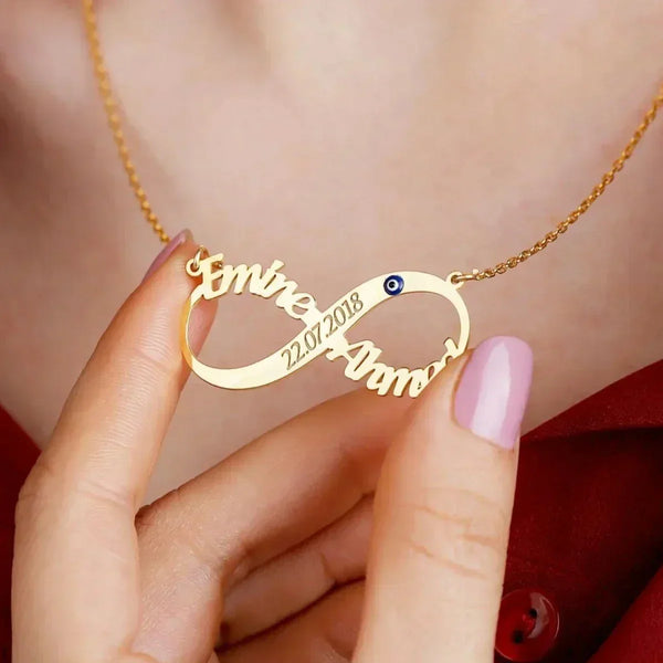 Zwei Silberschmuck-Namensketten in Infinity-Design von PIM System, aus 925er Silber gefertigt, mit personalisierten Namensgravuren