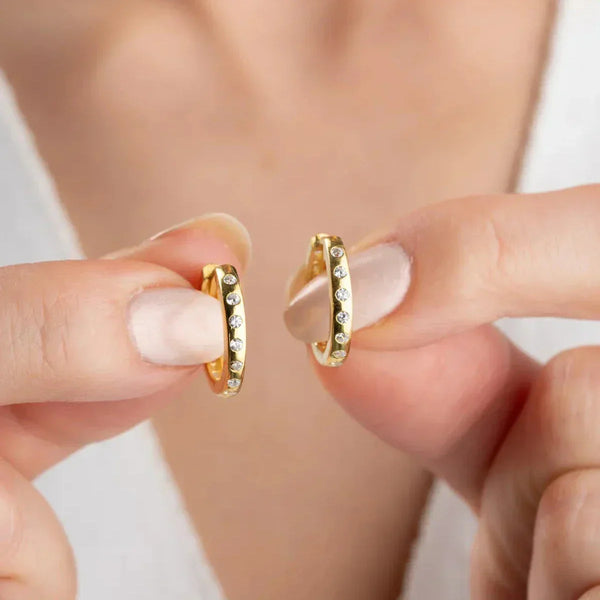 Mini Creolen mit Zirkonia, 925 Silber, von AURIME, detailreiches Bild der eleganten Ohrschmuckstücke