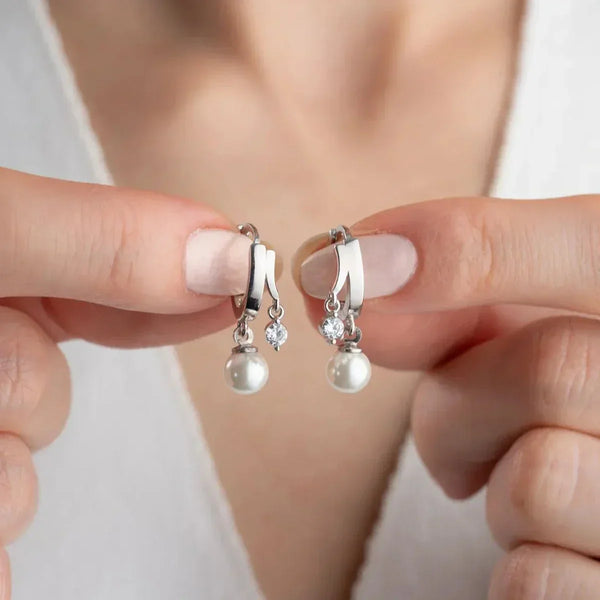 Perle und Zirkonia Ohrringe aus 925 Silber von AURIME, elegante Schmuckstücke mit funkelnden Steinen und Perlenelementen.