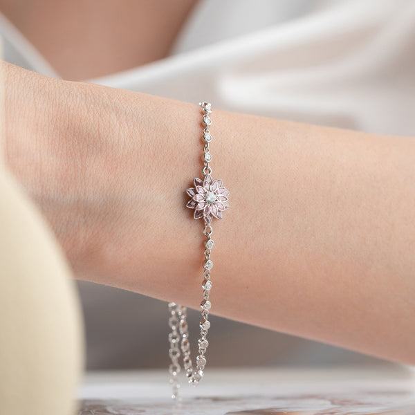 Silberne Lotus-Armbanduhr aus 925er Silber von AURIME, detailliertes Design, zeigt das Armband mit Lotus-Motiv.