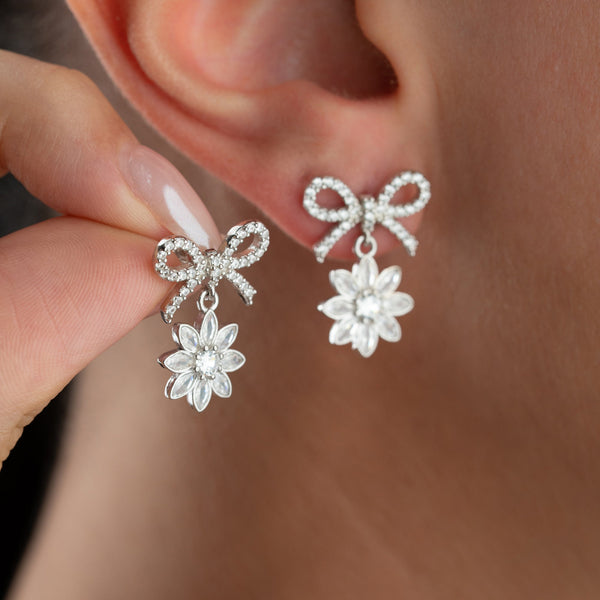 Silberne Lotus-Ohrringe von Aurime, 925er Sterlingsilber, detailreiche Gestaltung, elegante Ohrschmuck im Nahaufnahmebild