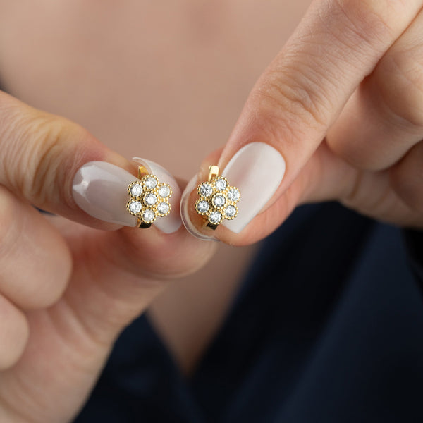 Mini Daisy Ohrringe aus 925 Silber von Aurime, zarte Blumen-Design, elegant und fein verarbeitet.