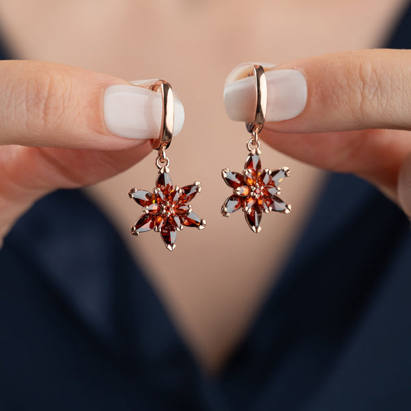 Rote Lotus Ohrringe aus 925 Silber von Aurime, detailreiche silberne Ohrschmuck mit rotem Lotus-Design.