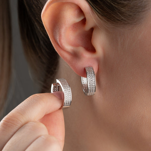 925 Silber RHEA Ohrringe von AURIME, elegante Ohrschmuck mit filigranen Designs, sichtbar auf dem Bild.