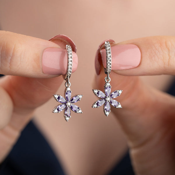 Amethyst Polaris Ohrringe aus 925 Silber von Aurime, detailreiche violette Edelstein-Ohrringe auf hellem Hintergrund