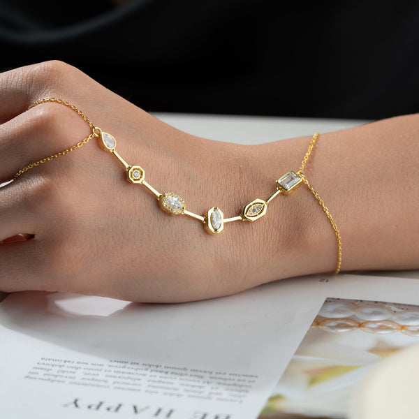 Silberne Handkette von Aurime, AIDITI, aus 925er Silber, detailreiche filigrane Schmuckhandkette auf weißem Hintergrund
