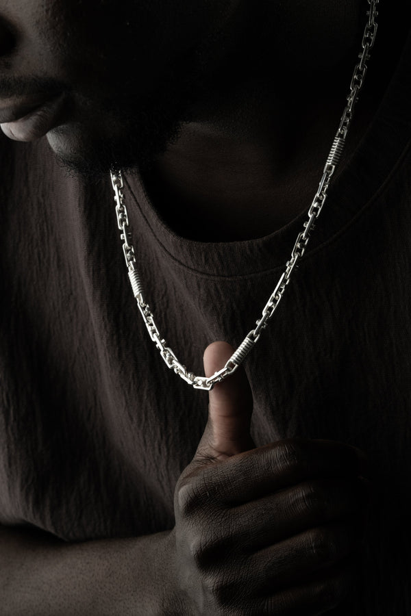MONTECARLO Kette aus 925 Silber von AURIME, detailreiche silberne Halskette mit eleganten Knotenmustern, Nahaufnahme