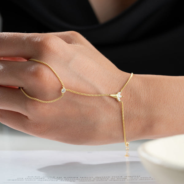 VIRI Handkette aus 925 Silber von AURIME, feine und elegante Silberkette mit schlichter Optik, Nahaufnahme