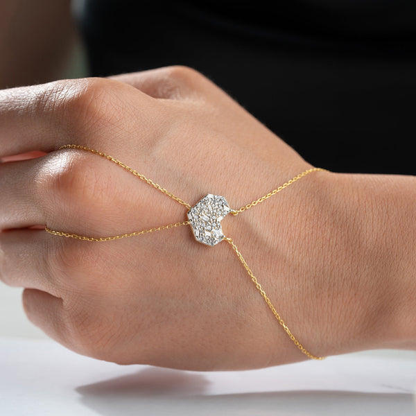 Große Herz-Handkette aus 925 Silber von AURIME, elegante Kette mit Herzanhänger auf weißem Hintergrund
