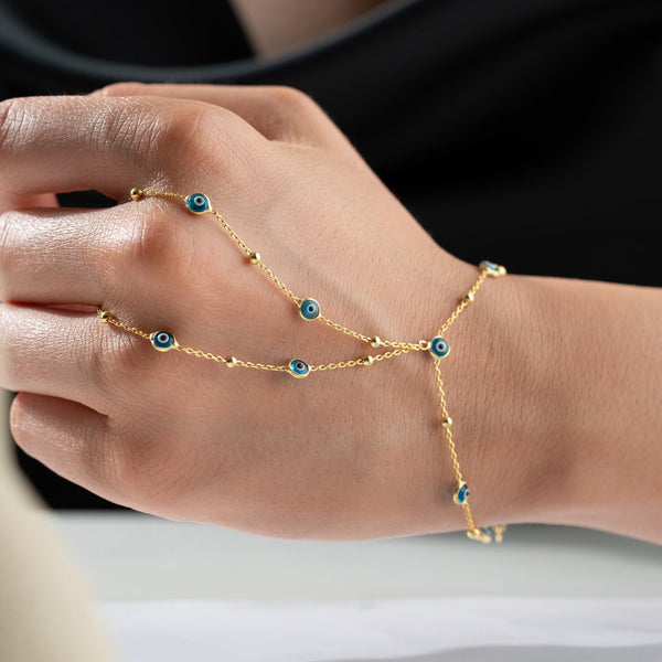 Nazar Dorika Handkette aus 925 Silber von Aurime, detailreiche silberne Kette mit Nazar-Design, auf hellen Hintergrund fotografiert.