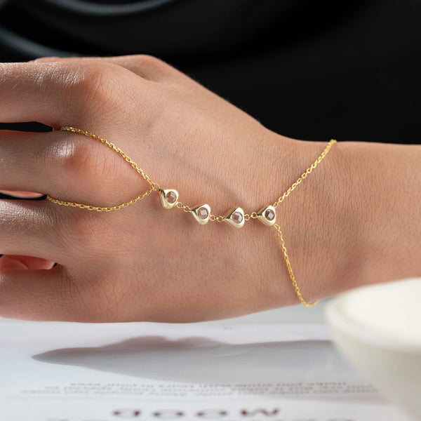 Silberne Handkette aus 925er Silber von AURIME, mit filigranen Details und eleganter Gestaltung, auf weißem Hintergrund.