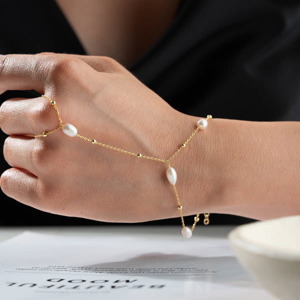 Silberne Handkette von AURIME aus 925er Silber mit Perlen, sichtbare Details und elegante Gestaltung auf dem Bild.