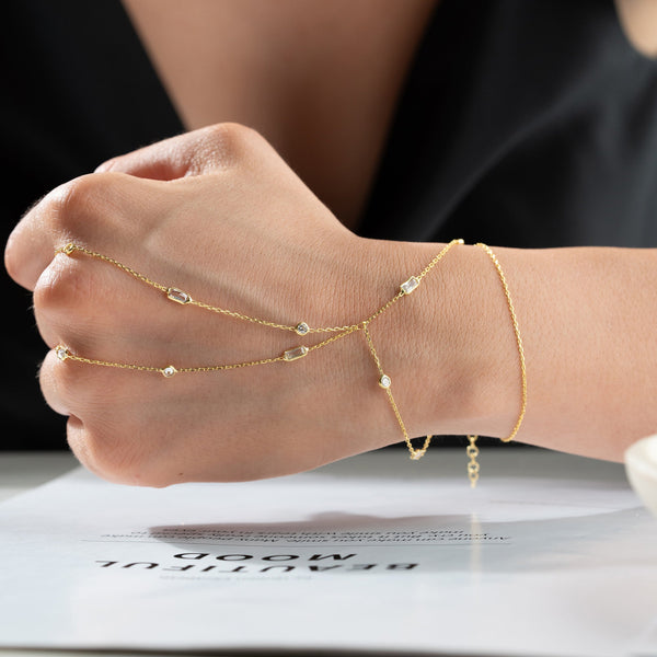 Silberne FANIOS Handkette aus 925er Silber von AURIME, feine Kette mit elegantem Design, auf hellem Hintergrund fotografiert.