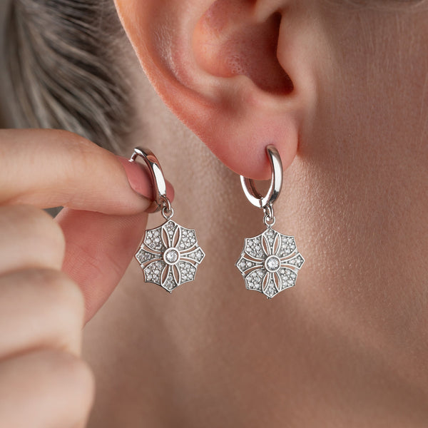 Silberne PARVATI Ohrringe aus 925er Silber von AURIME, detailreiche Gestaltung, elegante und moderne Schmuckstücke