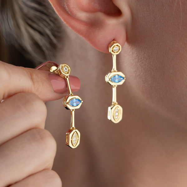 Charmante CHLOE Ohrringe aus 925 Silber von AURIME, elegante Silberschmuck mit filigranem Design, auf einem weißen Hintergrund.