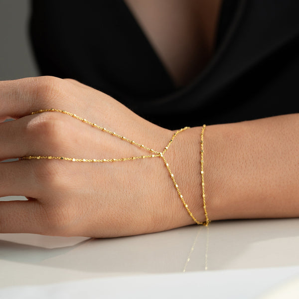 Handkette aus 925er Silber der Marke AURIME, elegante Schmuckkette mit filigranen Gliedern auf dem Bild.