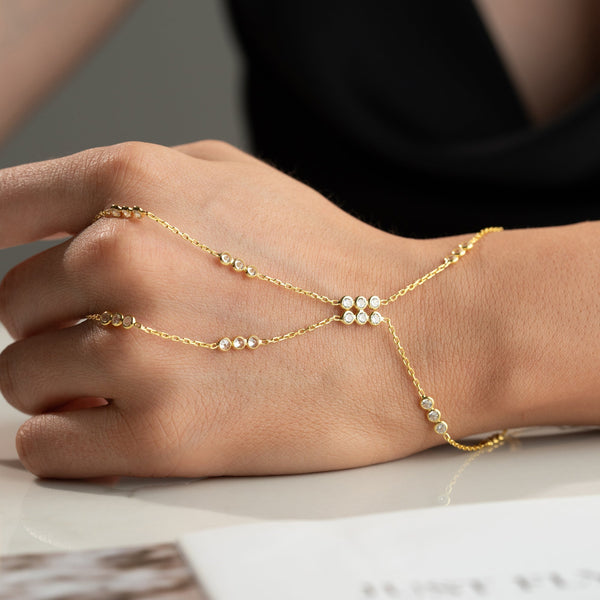 Silberne Handkette von Aurime aus 925er Silber, fein gearbeitet, auf weißem Hintergrund.