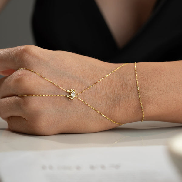Mini Cancer Handkette aus 925 Silber von AURIME, feine Halskette mit Anhänger im Krebs-Design, eleganter Schmuck für Damen