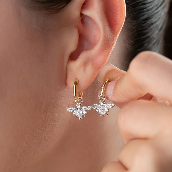 AURIME BEE PEARL Silberohrringe aus 925er Silber mit Perlen, elegante Ohrschmuck im Nahaufnahmebild