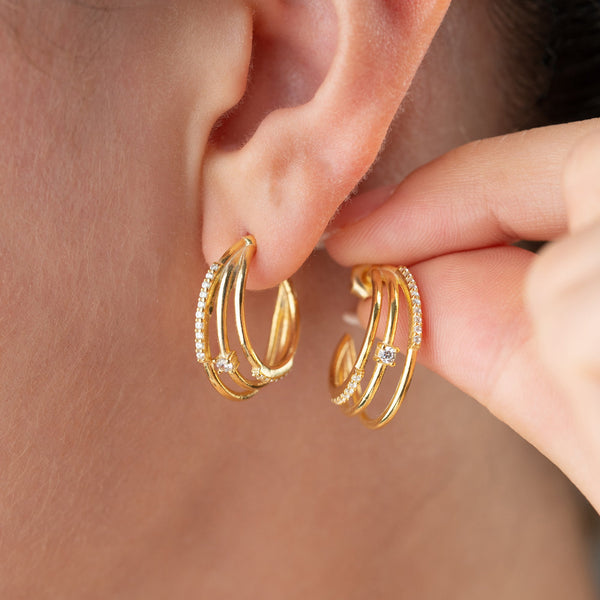 Silberne TIBEMI Ohrringe aus 925 Silber von AURIME, stilvolle Ohrschmuck mit filigranen Design, Nahaufnahme vor hellem Hintergrund