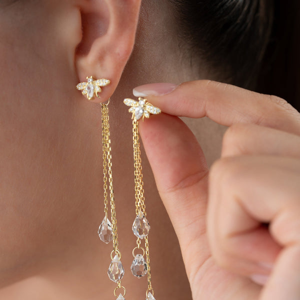 Silberne Ohrringe von AURIME, MIRIZO Design, aus 925er Silber, glänzend und elegant, nah aufgenommen in natürlichem Licht