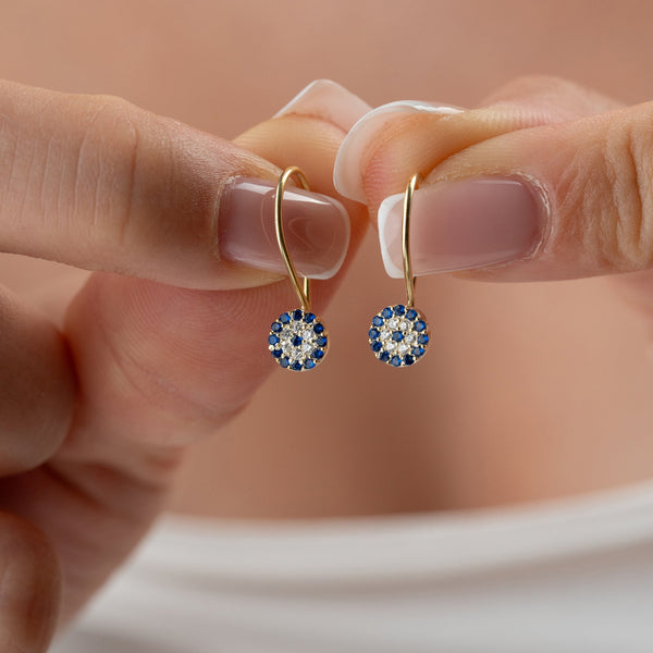 Mini Nazar Ohrring aus 925 Silber von AURIME, detailreiche silberne Ohrschmuck mit Nazar-Motiv, auf weißem Hintergrund.