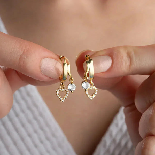 Mini Herz- und Zirkonia-Ohrringe aus 925 Silber von AURIME, detailreiche Silberschmuck mit funkelnden Zirkonias, Nahaufnahme