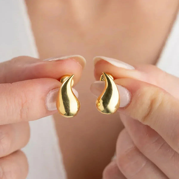 Großer Ohrring aus 925 Silber von AURIME, Nahaufnahme des glänzenden, eleganten Designs.