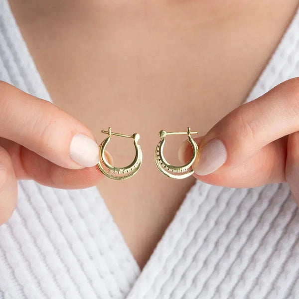 Silberner NOVA Ohrring aus 925er Silber von AURIME, detailreiche und elegante Ohrschmuck-Design, Nahaufnahme