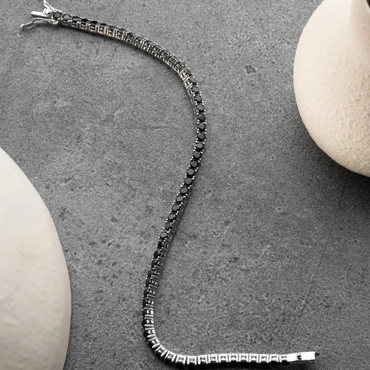 ICED OUT ARMBAND AUS SCHWARZEM STEIN aus 925 Silber - Eleganter Armband - AURIME