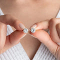 VIVID Ohrring aus 925 Silber von AURIME, detailreiche silberne Ohrschmuck mit modernem Design, Nahaufnahme im Zoom