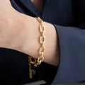 Feines silbernes Armband von AURIME, FINESSE STEIN, aus 925 Silber, detailreiche Schmuckarbeit, Nahaufnahme im Zoom.