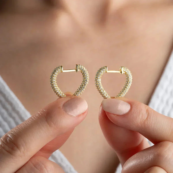 Herzförmiger Ohrring mit Zirkonia aus 925 Silber von Aurime, detailreiche Schmuckfassung, elegantes Design, Nahaufnahme.