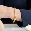 Sterines BLOOM Armband aus 925 Silber von AURIME, detaillierte Nahaufnahme des eleganten, handgefertigten Schmuckstücks.