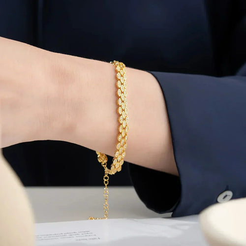 Sterines BLOOM Armband aus 925 Silber von AURIME, detaillierte Nahaufnahme des eleganten, handgefertigten Schmuckstücks.