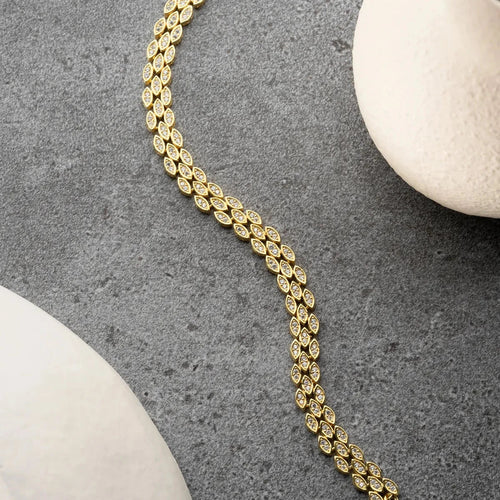 Elegantes BLOOM Armband aus 925 Silber von AURIME, detailreiche Gravur und filigranes Design, auf weißem Hintergrund fotografiert