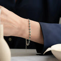 Mini Herz Armband aus 925 Silber mit Smaragd, von AURIME, detaillierte Ansicht des eleganten Schmuckstücks.