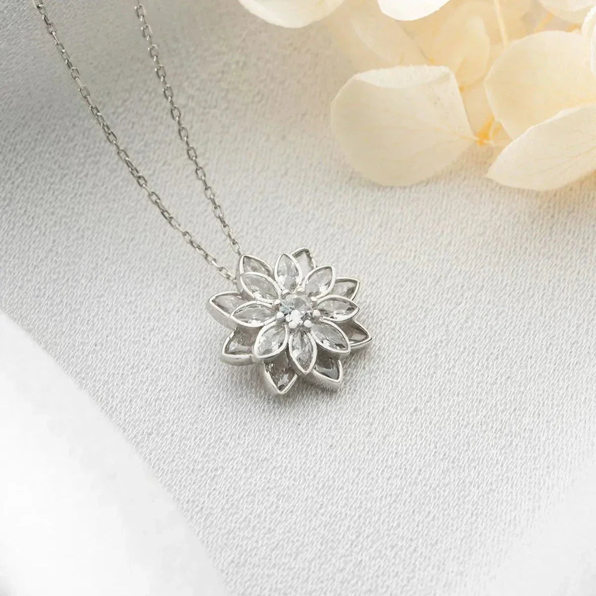 WEISSE LOTUSBLUME HALSKETTE aus 925 Silber - Eleganter Halskette - AURIME