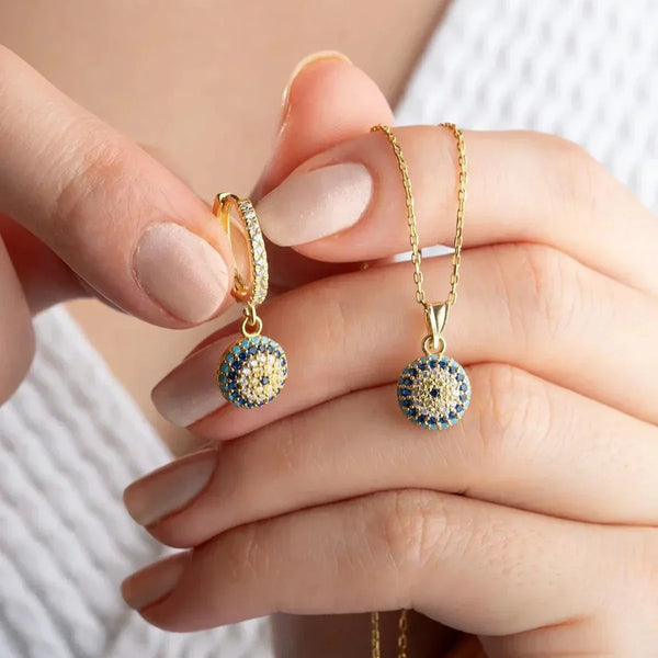 Evil Eye Halskette und Ohrring Set aus 925 Silber, mit detailreichen Schmuckstücken und blauen Eye-Designs von Aurime.