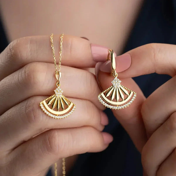 AURIME Fan Halskette und Ohrring Set aus 925 Silber, elegantes Schmuckset mit stilvollem Design, Nahaufnahme.