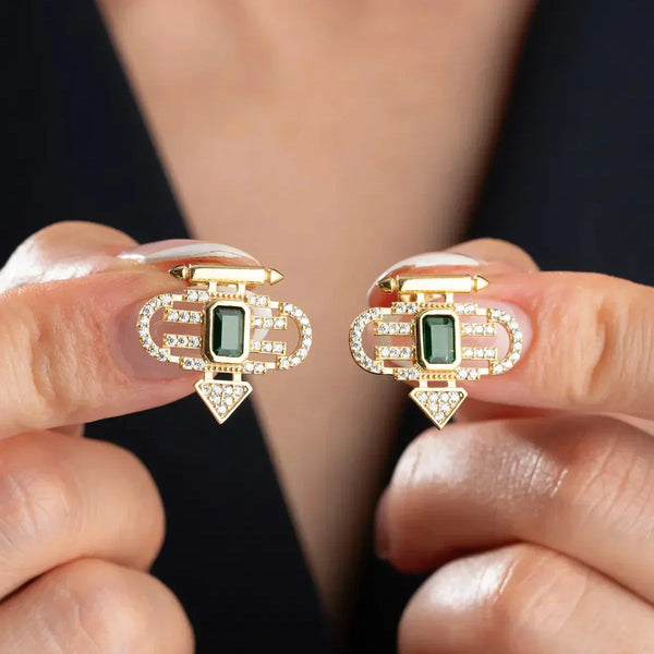 Grüne Seyma Ohrringe aus 925 Silber von AURIME, detailreiche Ohrschmuck mit grünen Edelstein-Design, Nahaufnahme im Zoom.