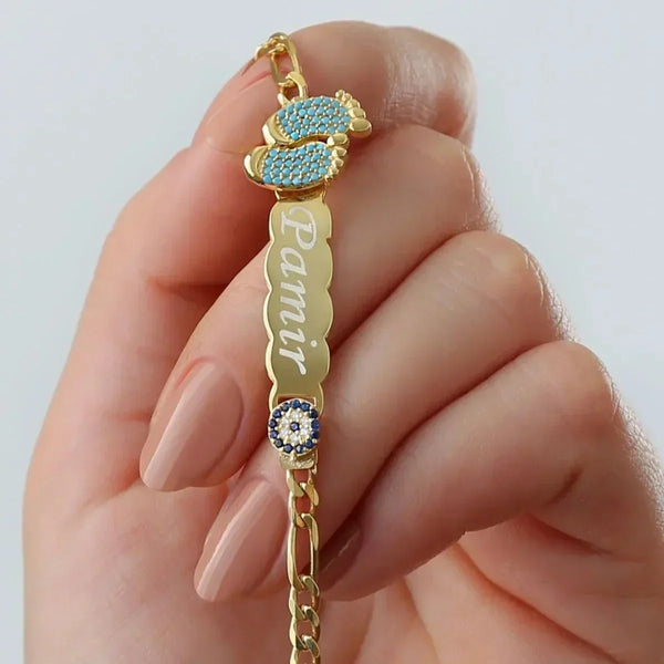 Kinder Gravur Namensarmband mit Nazar aus 925 Silber, AURIME Schmuck, detaillierte Nahaufnahme des silbernen Armbands mit Nazar-Design