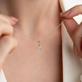 Minimalistische Mini-Liebes-Kette aus 925 Silber von AURIME, Nahaufnahme der zarten Halskette mit Herzanhänger