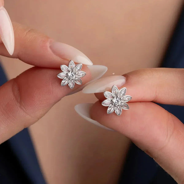 925 Silber Lotus Blüten Ohrring von AURIME, detailreicher Silberschmuck mit Lotus-Design, nahes Bild im Zoom.
