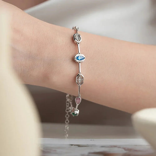 CAGLA Modell Armband aus 925 Silber von AURIME, feine silberne Schmuckarmband mit eleganter Optik, Nahaufnahme im Zoom.